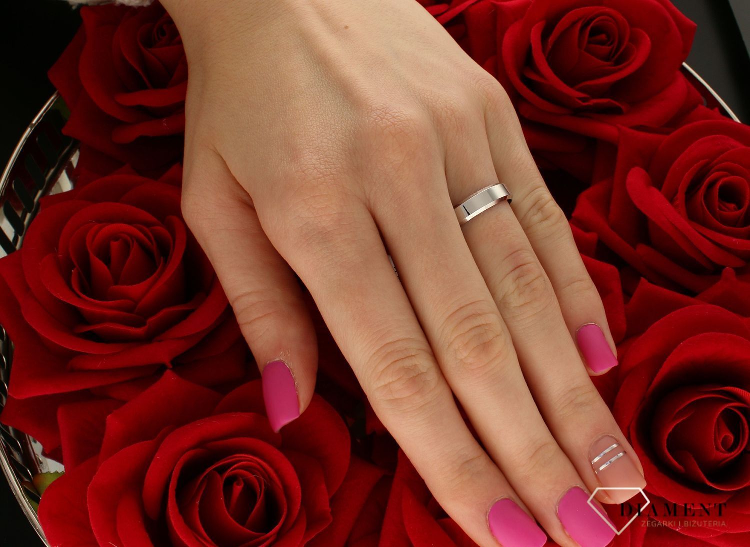 Złota obrączka ślubna z białego złota 585  5 mm  Faza i frezowane brzegi.jpg